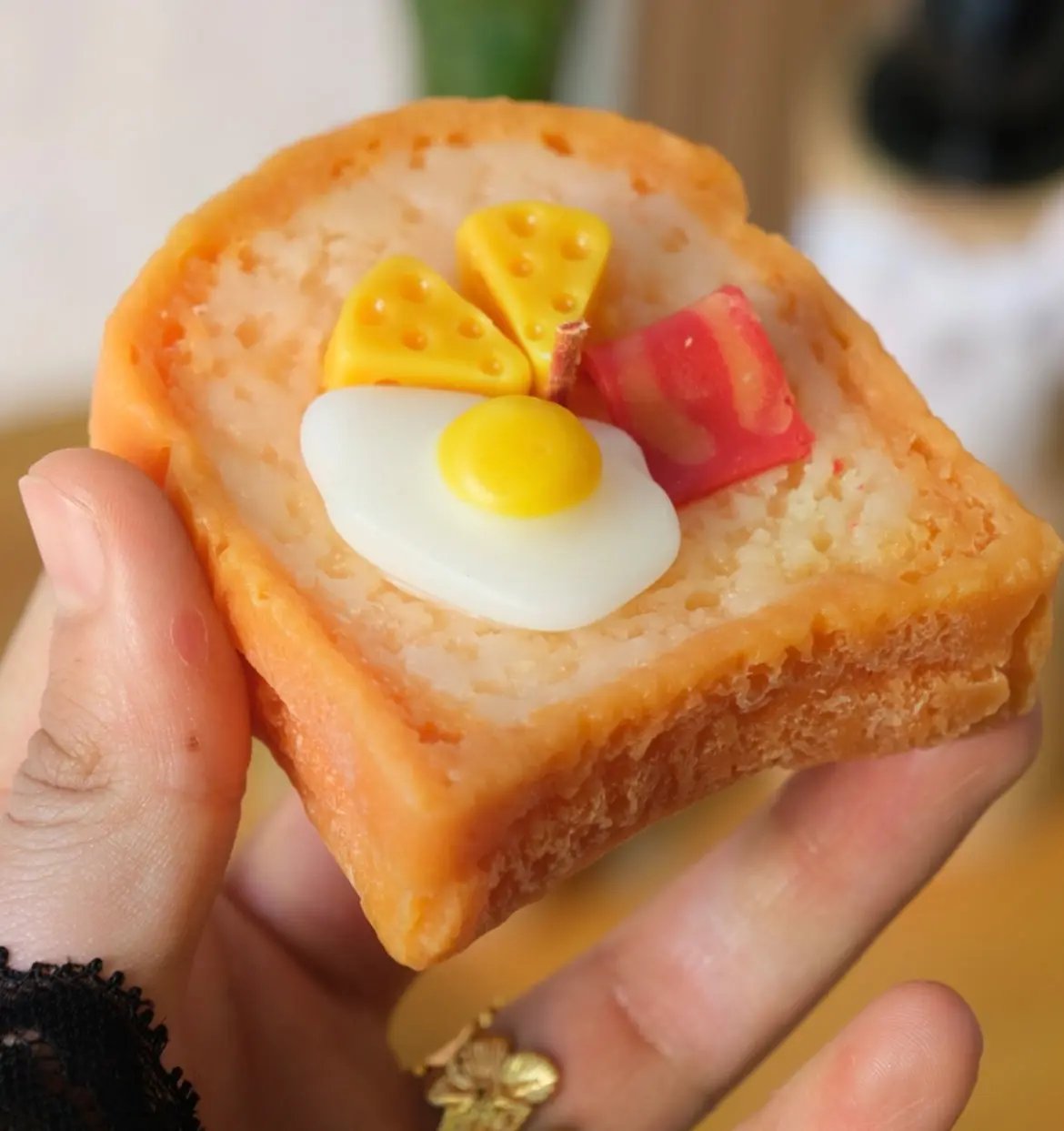 Bougie artisanale toast gourmand — cadeau original fromage œuf | CréaBySana