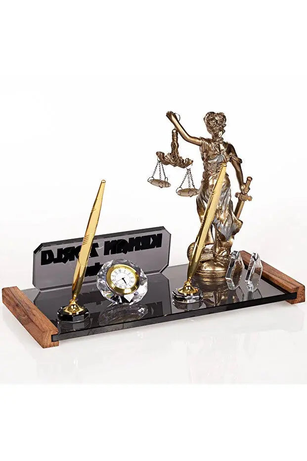 Plaque nominative avocat Thémis gravée — cadeau prestige | CréaBySana