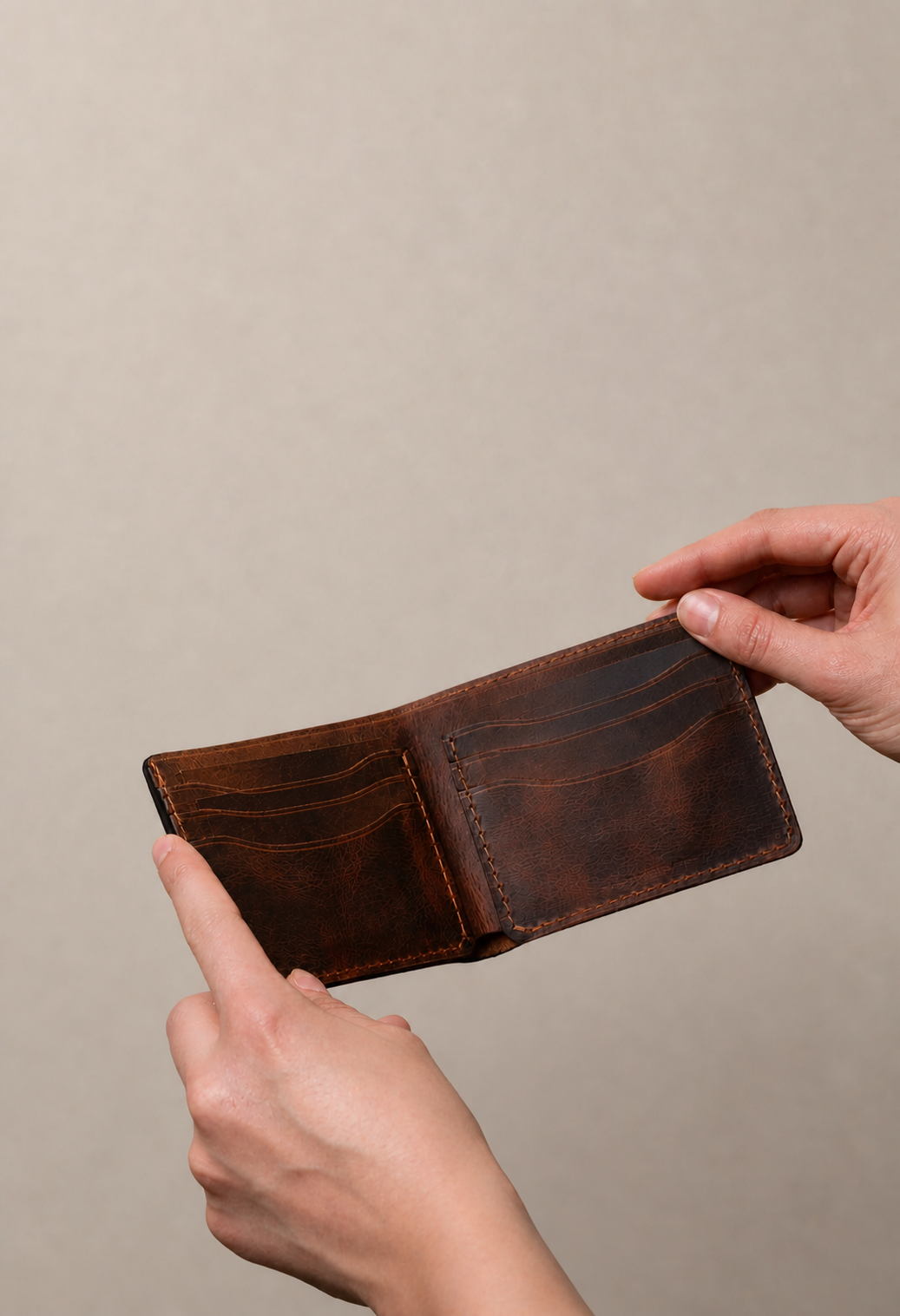 Portefeuille cuir luxe homme bifold minimaliste — vue détail | CréaBySana